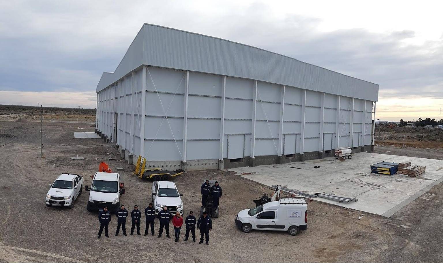 Equipo de Mazzocca frente a una obra terminada