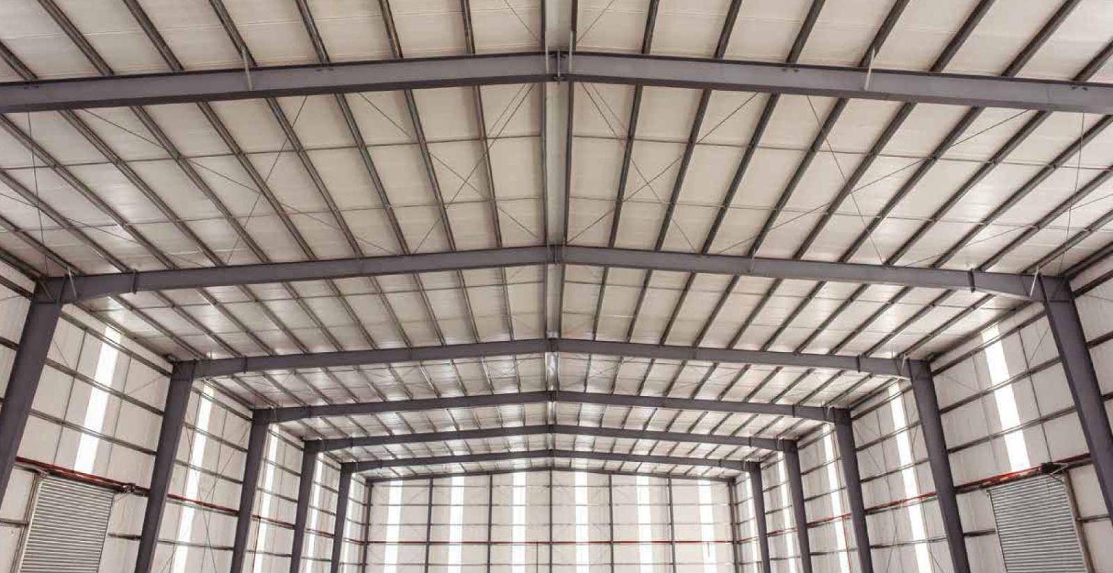 Interior de un galpón terminado con paneles autoportantes y estructura metálica