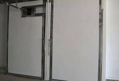 Puerta frigorífica con herrajes