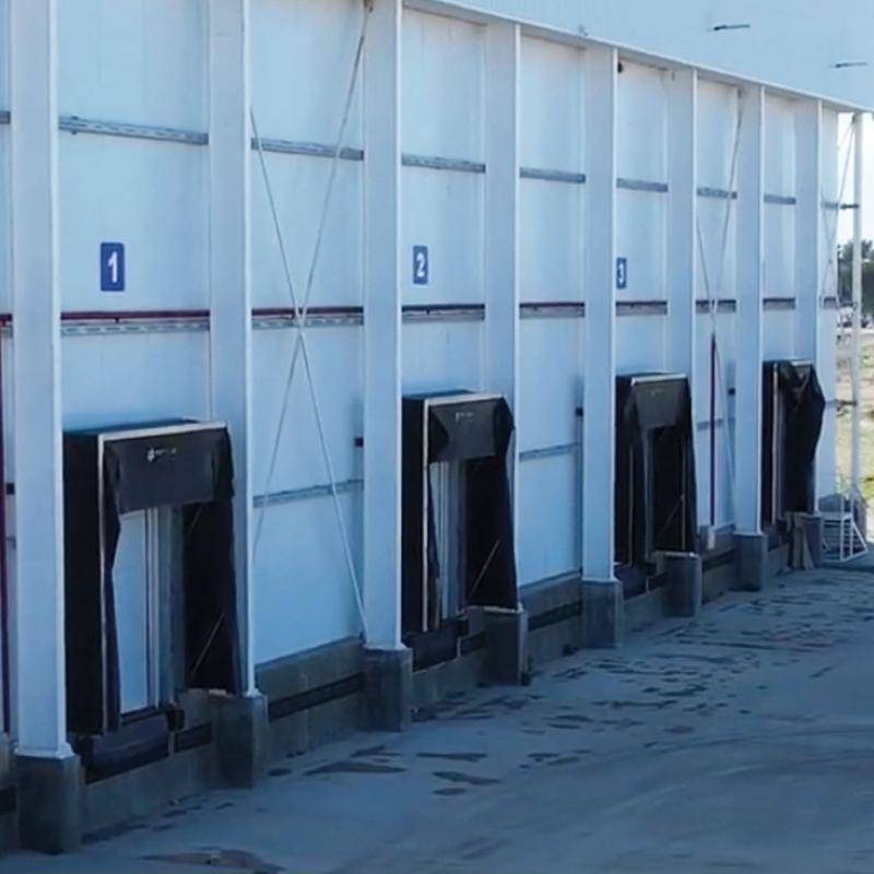 Muelles de carga con abrigos en una planta frigorífica