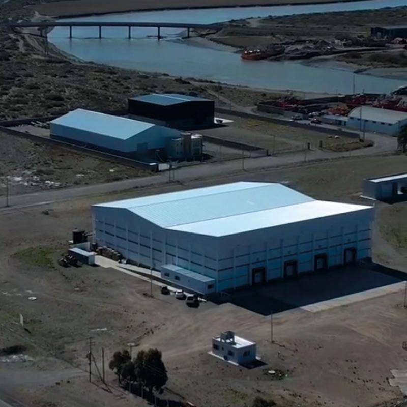 Vista aérea de galpones industriales construidos con paneles